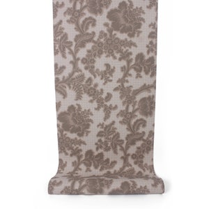 Puede incluir: Un rollo de papel tapiz floral marrón con fondo blanco. El patrón presenta un diseño repetitivo de flores y hojas estilizadas.