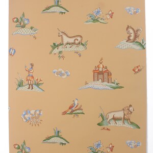 Puede incluir: Un dise&ntilde;o de papel tapiz vintage con una escena caprichosa con un unicornio, un le&oacute;n, una ardilla, un p&aacute;jaro, un castillo y una persona sosteniendo un bast&oacute;n. El papel tapiz est&aacute; sobre un fondo amarillo claro con acentos azules, verdes y naranjas.