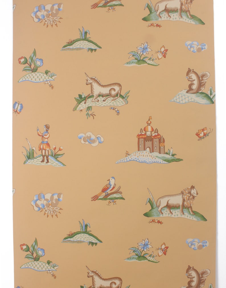 Puede incluir: Un dise&ntilde;o de papel tapiz vintage con una escena caprichosa con un unicornio, un le&oacute;n, una ardilla, un p&aacute;jaro, un castillo y una persona sosteniendo un bast&oacute;n. El papel tapiz est&aacute; sobre un fondo amarillo claro con acentos azules, verdes y naranjas.
