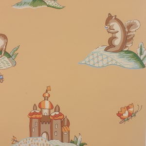 Puede incluir: Un dise&ntilde;o de papel tapiz vintage con una escena caprichosa con una ardilla marr&oacute;n, un castillo, mariposas y flores sobre un fondo amarillo claro.