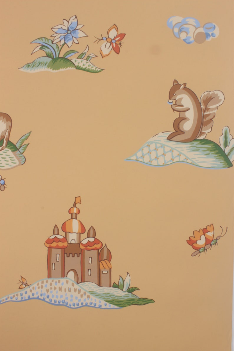 Puede incluir: Un dise&ntilde;o de papel tapiz vintage con una escena caprichosa con una ardilla marr&oacute;n, un castillo, mariposas y flores sobre un fondo amarillo claro.