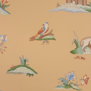 Puede incluir: Un dise&ntilde;o de papel tapiz vintage con una escena de cuento de hadas caprichosa con un unicornio, un p&aacute;jaro, un castillo y una variedad de flores y plantas sobre un fondo amarillo claro.