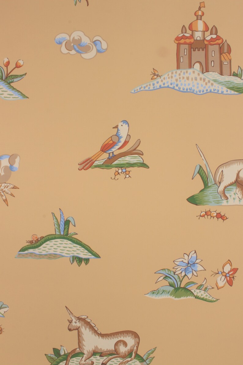 Puede incluir: Un dise&ntilde;o de papel tapiz vintage con una escena de cuento de hadas caprichosa con un unicornio, un p&aacute;jaro, un castillo y una variedad de flores y plantas sobre un fondo amarillo claro.