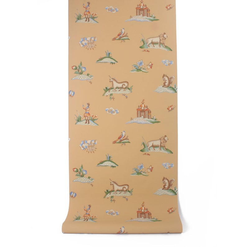 Puede incluir: Un rollo de papel tapiz vintage con un patr&oacute;n repetitivo de fondo amarillo con un dise&ntilde;o caprichoso de un unicornio, un le&oacute;n, un p&aacute;jaro, un castillo y una persona con un atuendo rojo y azul.
