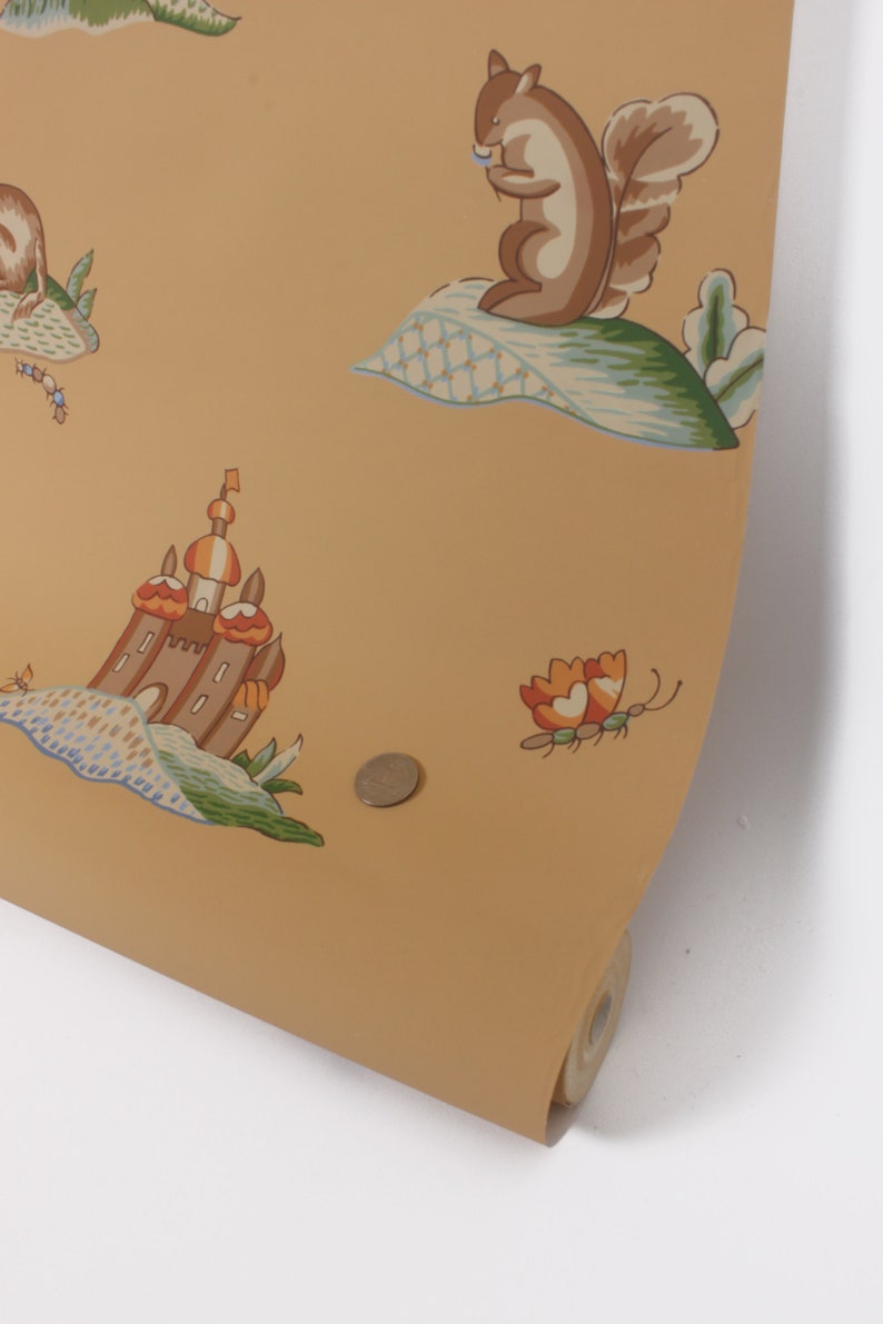 Puede incluir: Un rollo de papel tapiz amarillo con un patr&oacute;n repetitivo de un castillo, una ardilla, una mariposa y un animal peque&ntilde;o. El papel tapiz tiene un aspecto y una sensaci&oacute;n vintage.