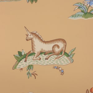 Puede incluir: Un dise&ntilde;o de papel tapiz vintage con un unicornio en un esquema de colores marr&oacute;n, blanco y verde. El unicornio est&aacute; sentado en una colina verde con un peque&ntilde;o caracol y una oruga. El fondo es de color amarillo claro.