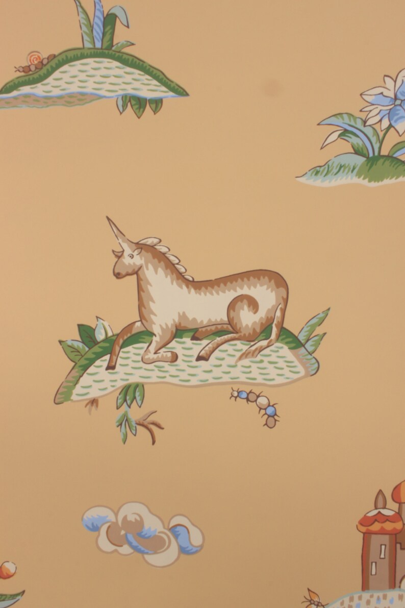 Puede incluir: Un dise&ntilde;o de papel tapiz vintage con un unicornio en un esquema de colores marr&oacute;n, blanco y verde. El unicornio est&aacute; sentado en una colina verde con un peque&ntilde;o caracol y una oruga. El fondo es de color amarillo claro.