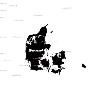 Könnte beinhalten: Eine Schwarzweißkarte von Dänemark mit dem Wort "Danmark" in Weiß.