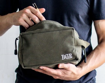 El VETERANO G.I. Bolsa de artículos de tocador emitida - Regalos personalizados para padrinos de boda de grado militar - Bolsa Dopp monograma - Bolsa de afeitado personalizada para padrinos de boda