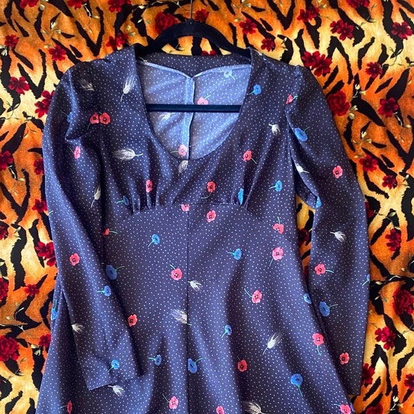 1960er Jahre Handmade Polka Dot Blumen Feder Print Langarm Empire Taille Minikleid Größe S