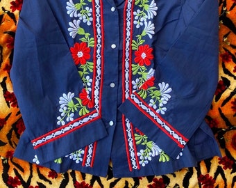 Blouse boutonnée légère à grand col des années 1970 avec broderie florale ornée de petite taille