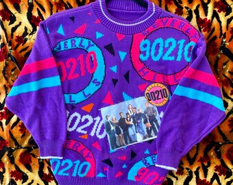 Pull en tricot graphique impression titre nouveauté Beverly Hills 90210 vintage des années 90 avec emblème cousu et patch photo en fonte taille Small fabriqué aux États-Unis