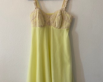 Beautiful 1960s Lace Babydoll Lingerie Slip Dress size Small-medium 36 inch Bust