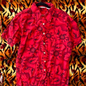 Vintage 1970s Pointy Collar Tropical Floral Short Sleeve Button-Down Shirt size Medium