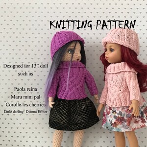 Könnte beinhalten: Strickmuster für eine 33 cm Puppe. Das Muster enthält Anleitungen für einen rosa Pullover und einen lila Pullover. Die Puppe trägt einen schwarzen Rock und einen Blumenrock. "Entworfen für eine 33 cm Puppe wie Paola reina Maru mini pal Corolle les cerises Little darling- Dianna Effner" steht auf dem Hintergrund.