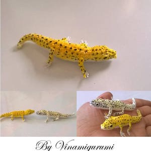 以下が含まれることがあります： レオパードゲッコーのアミグルミパターン。パターンには、黒点のある黄色と黒のゲッコーを編むための指示が含まれています。パターンはVinamigurumiによるものです。