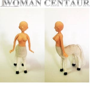 Peut inclure: Un patron d'amigurumi au crochet pour une femme centaure. Le patron comprend des instructions pour réaliser un torse humain féminin et un corps de cheval. Le patron est de Vinamigurumi.