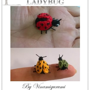Puede incluir: Imagen de un patrón de amigurumi de mariquita. La imagen muestra una mariquita de ganchillo roja y negra en una mano, y dos mariquitas más pequeñas en amarillo y verde. El texto "AMIGURUMI PATTERN" y "LADYBUG" son visibles.