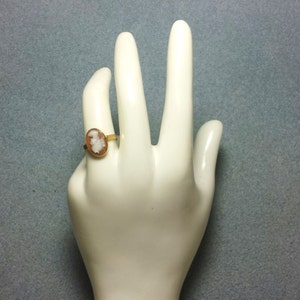Vintage Oval Hand Carved Woman Shell Cameo 14KTYG Ring 1911 image 5