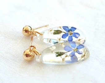 Boucles d’oreilles de fleurs, boucles d’oreilles avec myosotis, boucles d’oreilles en or, boucles d’oreilles en résine, vrai fleur bleue, nature, bijoux de terrarium, unique, cadeaux