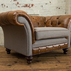 Sillón Chesterfield vintage de cuero tostado y lana gris cálida - Hecho a mano en Gran Bretaña