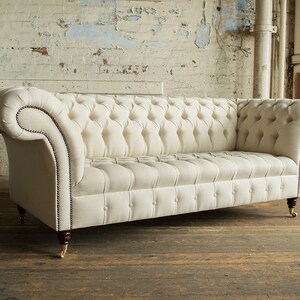 Sofá Chesterfield de 3 plazas hecho a mano en tejido de lana de espiga color crema