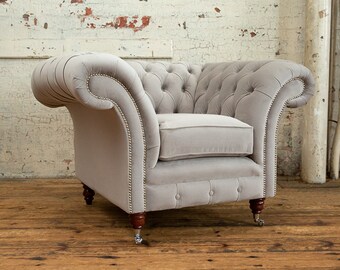 British Handmade Soft Light Grey Velvet Chesterfield Fauteuil -