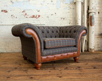 British Handmade 1.5 Seater Tan Tweed avec vintage Tan Leather Chesterfield Snuggle Chair Canapé