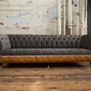 Sofá Chesterfield grande de 4 plazas, hecho a mano, de terciopelo gris pizarra y cuero marrón vintage.