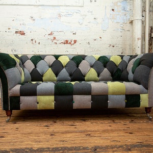 Exclusivo sofá Chesterfield de tres plazas, hecho a mano en Inglaterra, con patchwork en terciopelo verde texturizado multicolor y lana de espiga gris.
