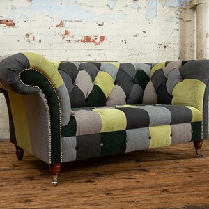 Sofá Chesterfield de dos plazas con patchwork en terciopelo verde y gris, lana de espiga, muebles británicos únicos hechos a mano.