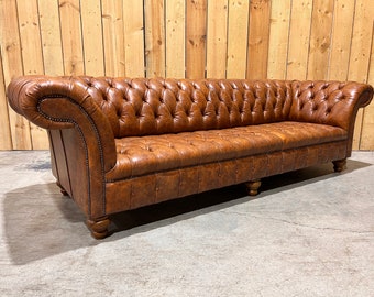 Canapé Chesterfield 4 places vintage en cuir marron beige - Fait main britannique