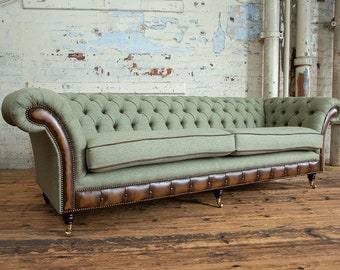 Canapé Chesterfield vert olive 4 places, tissu en laine Moon et cuir beige antique, fait à la main britannique