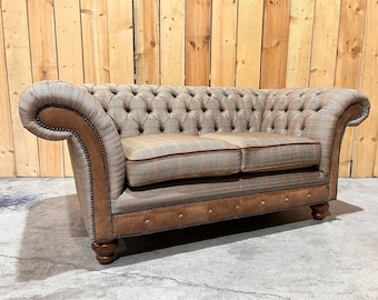 Canapé Chesterfield 2 places en tissu tweed marron beige épicéa - Cuir marron beige vieilli, fait à la main britannique