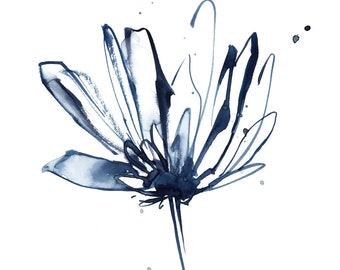 Könnte beinhalten: Abstrakte Aquarellmalerei einer Blume in Indigo-Blautönen. Das florale Design zeigt zarte Linien und Pinselstriche, mit einem langen Stiel und verstreuten Tintenspritzern auf weißem Hintergrund. Ein botanischer Kunstdruck.