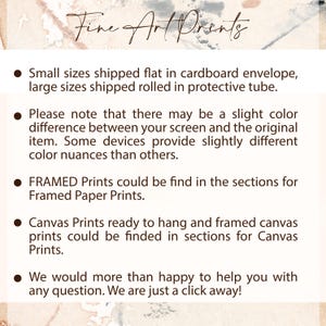 Puede incluir: Un fondo beige claro con el texto "Fine Art Prints" en estilo manuscrito. Debajo, vi&ntilde;etas detallan los tama&ntilde;os de impresi&oacute;n, las variaciones de color y los tipos de impresi&oacute;n, incluyendo impresiones enmarcadas y en lienzo. El texto es de color marr&oacute;n oscuro.
