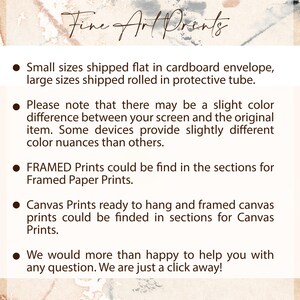 K&ouml;nnte beinhalten: Text "Fine Art Prints" auf beigem Hintergrund. Aufz&auml;hlungszeichen listen Druckgr&ouml;&szlig;en, Farbvariationen und Druckarten auf, einschlie&szlig;lich gerahmter und Leinwandoptionen. Der Text ermutigt zu Anfragen.