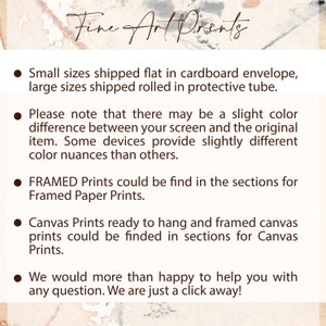 Puede incluir: Texto "Fine Art Prints" sobre fondo beige. Vi&ntilde;etas detallan tama&ntilde;os, variaciones de color y tipos de impresi&oacute;n, incluyendo opciones enmarcadas y en lienzo. El texto anima a preguntar.