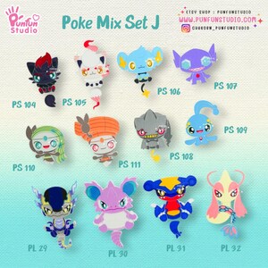 Può includere: Un set di 12 spille colorate con personaggi dei cartoni animati che rappresentano personaggi di Pokemon. Le spille sono disposte in una griglia su uno sfondo blu chiaro. Le spille sono numerate da PS 104 a PS 111 e da PL 29 a PL 32.