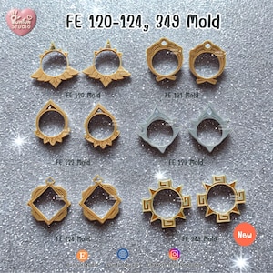 Könnte beinhalten: Eine Sammlung von zwölf offenen Schmuckformen mit der Kennzeichnung FE 120-124 und 349. Das Set enthält gold- und silberfarbene geometrische Formen mit verschiedenen dekorativen Kanten, darunter Sonnen-, Rauten- und Kreisdesigns, paarweise angeordnet.