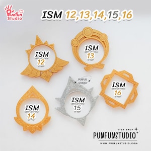 以下が含まれることがあります： 「ISM」の文字と数字12、13、14、15、16が書かれた、金と銀の装飾的なリング6個。リングは白い背景の上に置かれています。