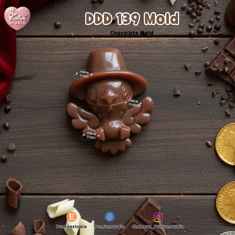 K&ouml;nnte beinhalten: Eine braune Schokoladenform in Form eines Vogels mit einem breitkrempigen Hut. Die Form tr&auml;gt oben den Text DDD 139 Mold und Chocolate Mold. Das Design zeigt detaillierte Fl&uuml;gel, einen Schnabel und Augen sowie das Branding Punfun Studio.