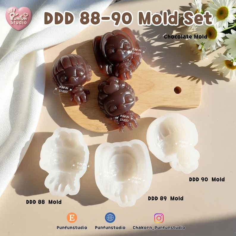 K&ouml;nnte beinhalten: Ein DDD 88-90 Formen-Set mit drei braunen Schokoladenfiguren in Form stilisierter Charaktere und drei dazugeh&ouml;rigen wei&szlig;en Silikonformen mit der Beschriftung DDD 88 Mold, DDD 89 Mold und DDD 90 Mold auf einer hellen Oberfl&auml;che.