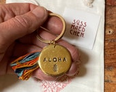 ALOHA hand stamped brass tag with a tassel golden keychain Mahalo Hula Hawaii süssmädchen USA Vacation Hawaiian pendant