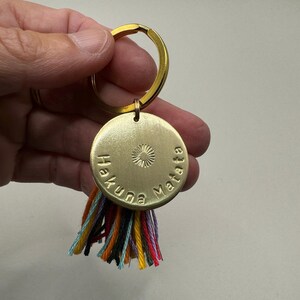 Ciondolo HAKUNA MATATA Vita senza preoccupazioni Portachiavi Portafortuna Figlia Leonessa Gioielli Motto Ciondolo Regalo Collega