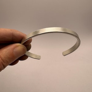 Brazalete de plata personalizado para mujer, de doble cara, 6 mm de ancho, grabado a mano, con texto personalizado en el interior y el exterior.