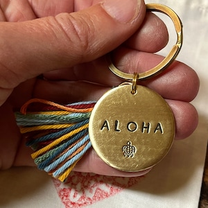 ALOHA | hand stamped brass tag with a tassel | golden keychain | Mahalo Hula Hawaii * süssmädchen * USA Vacation Hawaiian pendant