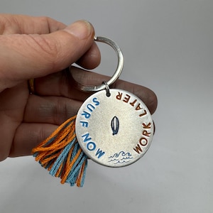 Surf now work later Schlüsselanhänger Reise Surfer Girl Geschenk Accessoire Wellenreiter Anhänger Kitesurfer Geschenk Boy Surfbrett Urlaub