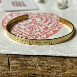 Pulseira estampada à mão com lema da vida | Pulseira dobrável dourada