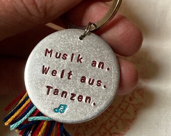 Musik an. Welt aus. Tanzen. Anhänger Leichtigkeit Geschenk handgestempelt Schlüsselanhänger Kollegin Abschied Tochter Adventskalender